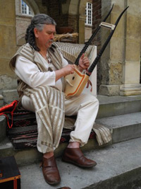 Jaufré Darroux, Cie Skald, jouant de cette lyre