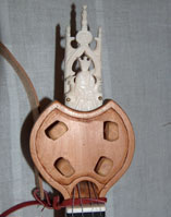 détail tête gothique décor en os roi sur un trône